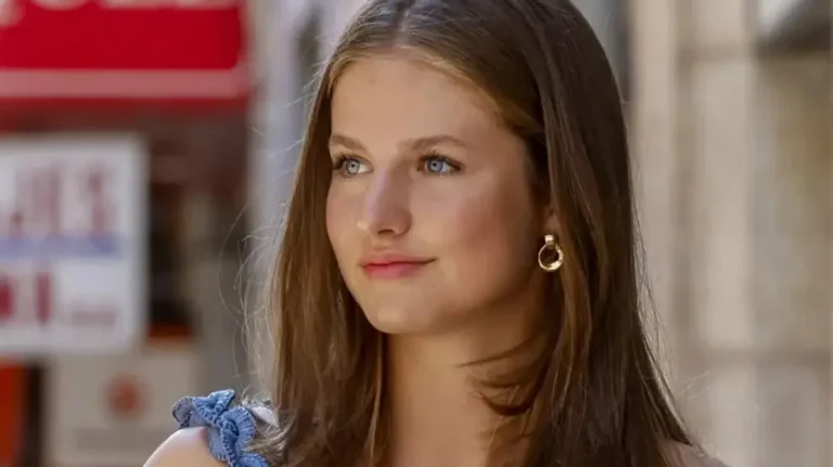 La princesa Leonor disfruta de un almuerzo en un chiringuito de la Caleta de Vélez- Málaga junto a sus amigos