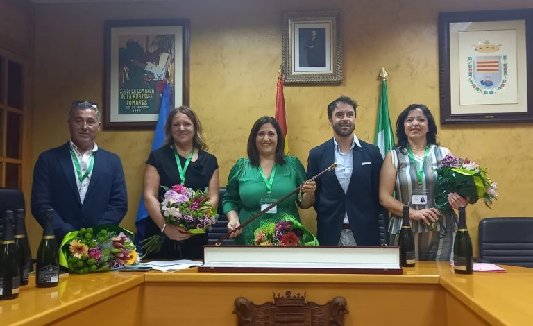 El PP y el PSOE registran una moción de censura en Comares contra la alcaldesa independiente Eva Aguilar