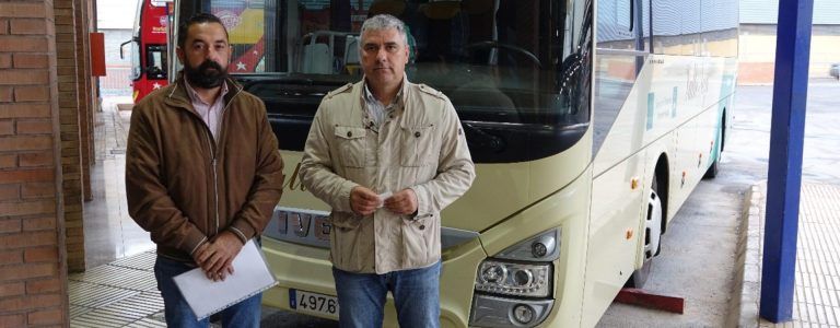 Almáchar y El Borge exigen en Sevilla la inclusión en el Consorcio de Transportes