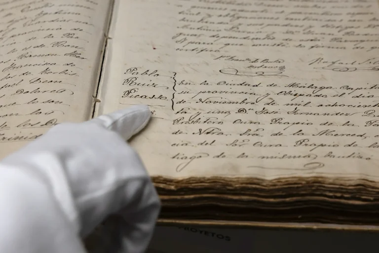 El bautismo de Picasso y documentos de los Reyes Católicos, joyas del Archivo Diocesano de Málaga