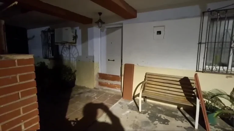 Vecinos tapian puertas de sus casas para evitar inundaciones del río Guadalhorce en Málaga