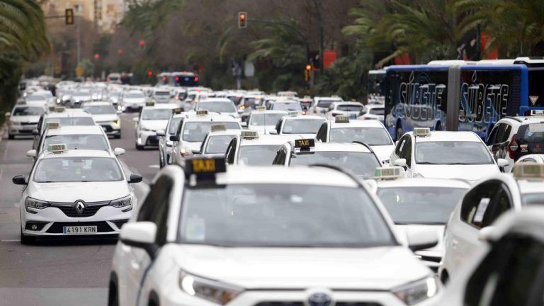 Medio millar de taxistas  se manifiestan en Málaga por la subida de los seguros