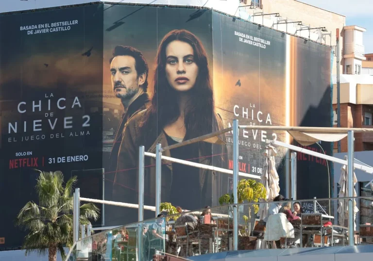Netflix llega a Málaga con un cartel gigante de «La Chica de Nieve 2» con un gran cartel en Muelle Uno