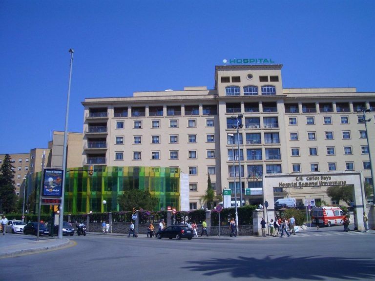 Una mujer se encuentra en estado crítico tras caer desde una quinta planta en Málaga