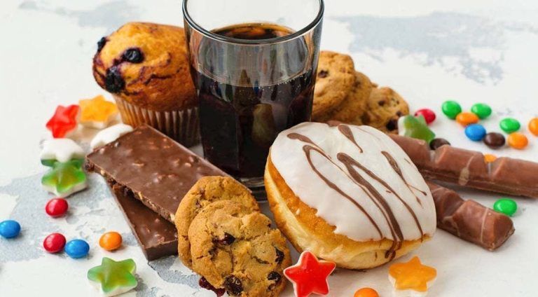 Consumo prohibirá la venta de bebidas azucaradas y bollería industrial en colegios e institutos