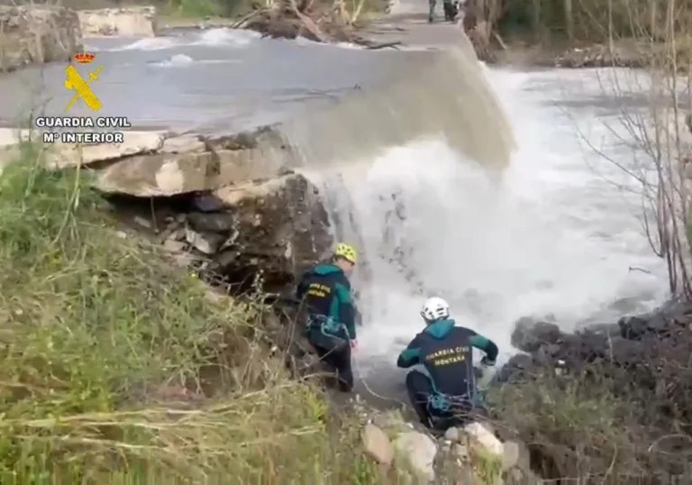 Buscan a un motorista arrastrado por una riada en el río Genal en Pujerra