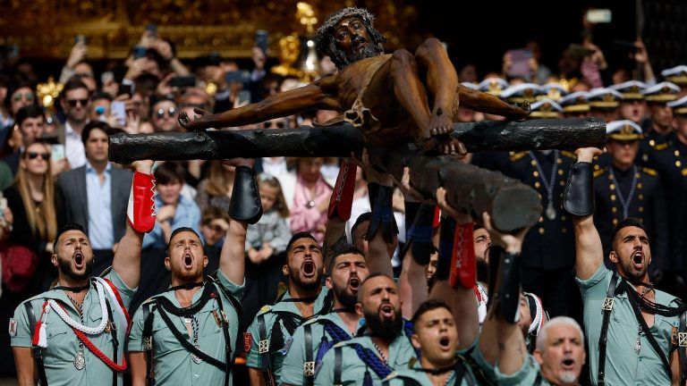 La Legión emociona en Málaga con ‘El novio de la muerte’ en su traslado del Cristo de Mena