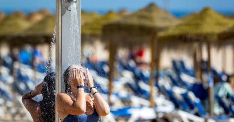 Málaga pasa a escasez moderada y se levantan las restricciones de agua: vuelven el riego, el llenado de piscinas y las duchas en playas