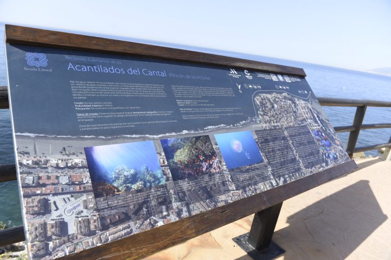 La Diputación instala el primer Punto Azul sobre patrimonio marino de la provincia en los acantilados de El Cantal