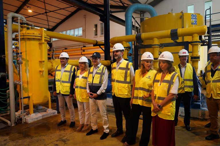 Juanma Moreno inaugura la ampliación a 20 hm³ de la Desaladora de Marbella para garantizar el abastecimiento en la Costa del Sol Occidental