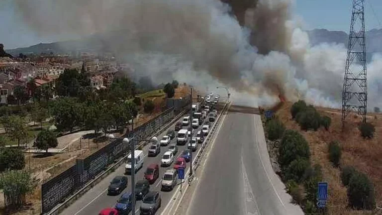 Controlado el incendio frente al Parque Tecnológico que obligó a cortar la carretera de Campanillas