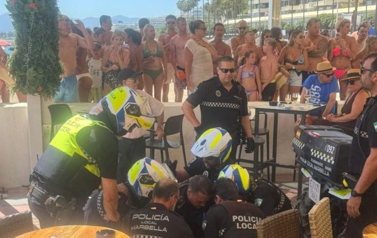 «Una agresiva actuación policial contra manteros termina generando una riña multitudinaria en Marbella»