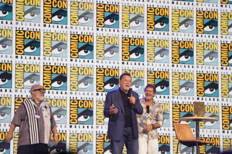 Antonio Banderas entrega el premio de artista homenajeado a Arnold Schwarzenegger en la Comic Con Málaga