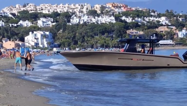 Un grupo de narcos descarga droga en una playa de Casares a plena luz del día