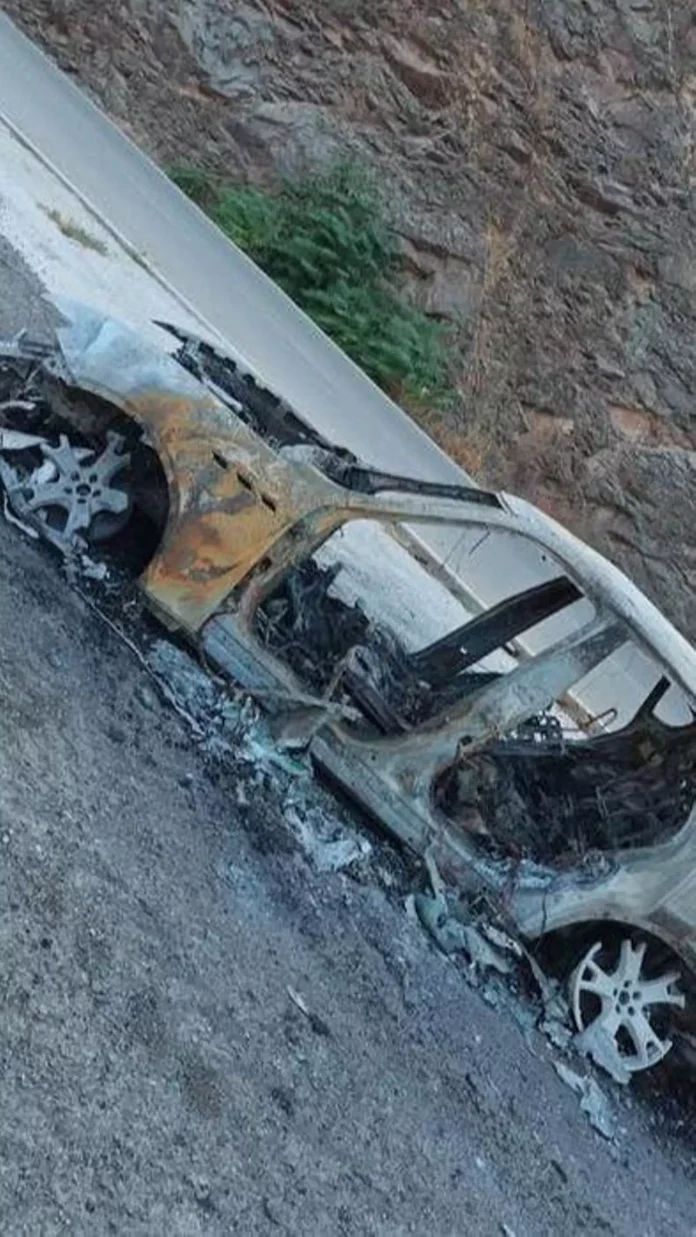 vehiculo calcinado en Los Montes de Málaga