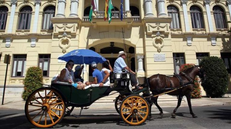 Desde hoy Málaga dice adiós a los coches de caballos