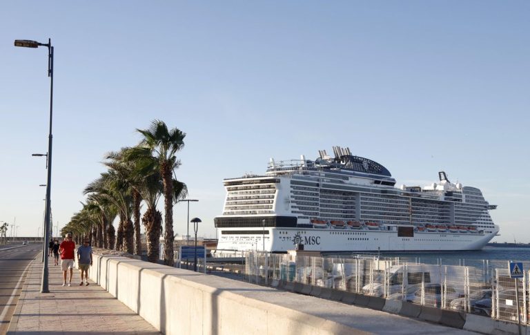 Málaga recibe a más de 8.000 cruceristas en una jornada histórica para su puerto
