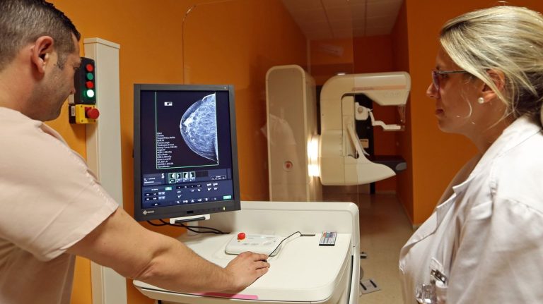 Más de 50 mujeres afectadas por errores en cribados de cáncer de mama en Andalucía