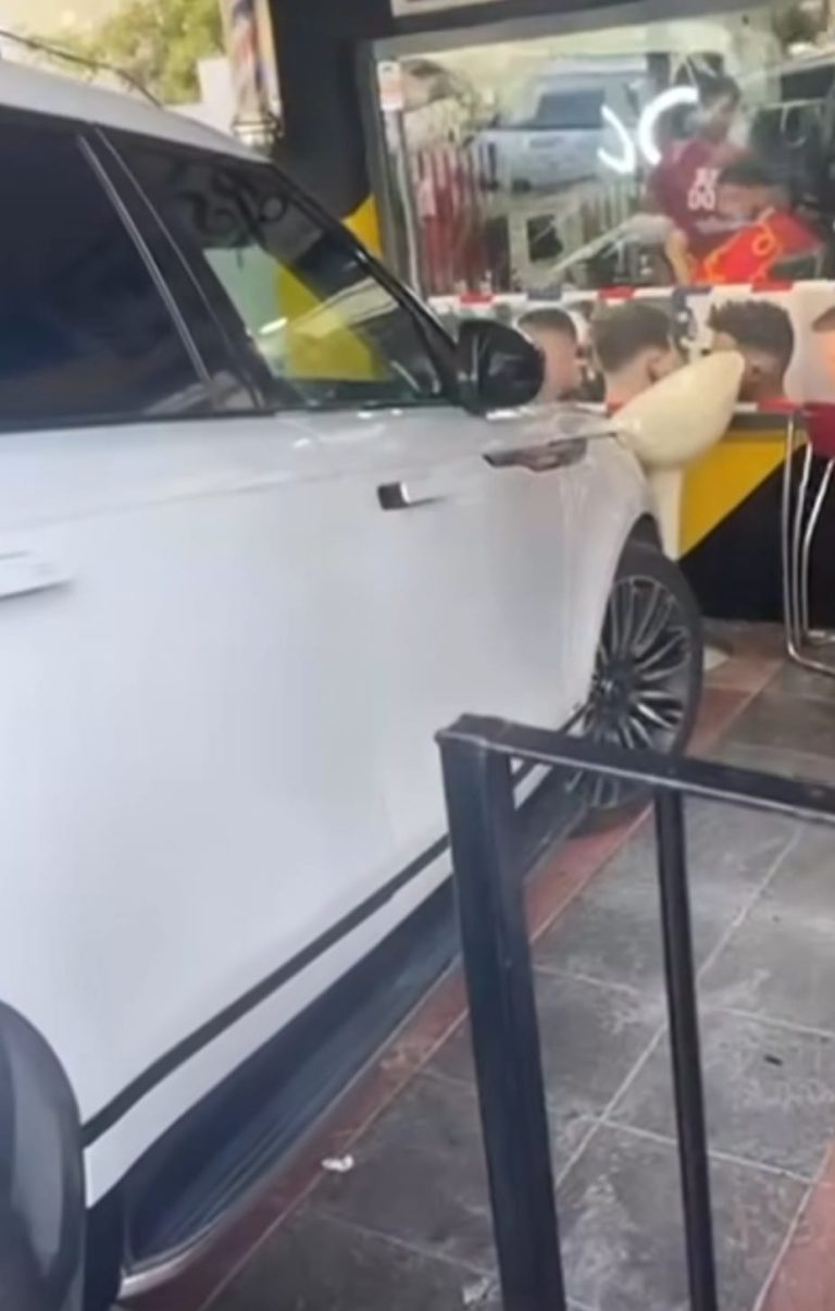 Dos personas han resultado heridas en la tarde de este viernes después de que un vehículo se empotrara contra una peluquería