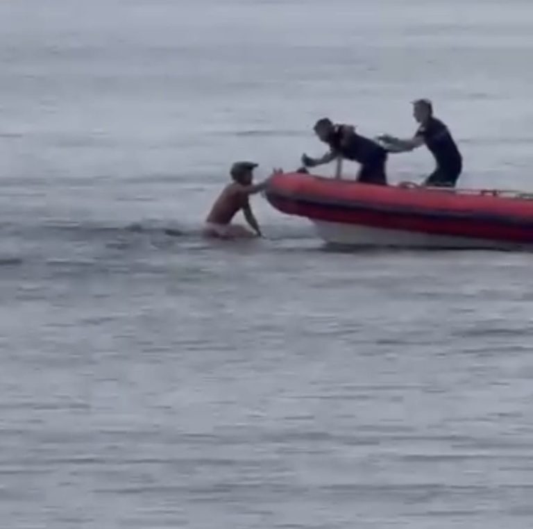 “Persecución insólita en Marbella: intentó atracar a un médico y acabó nadando con un casco hasta ser detenido”