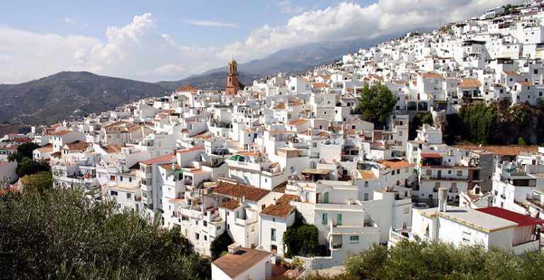 Cómpeta, el balcón secreto de la Axarquía donde el otoño huele a vino y a sierra