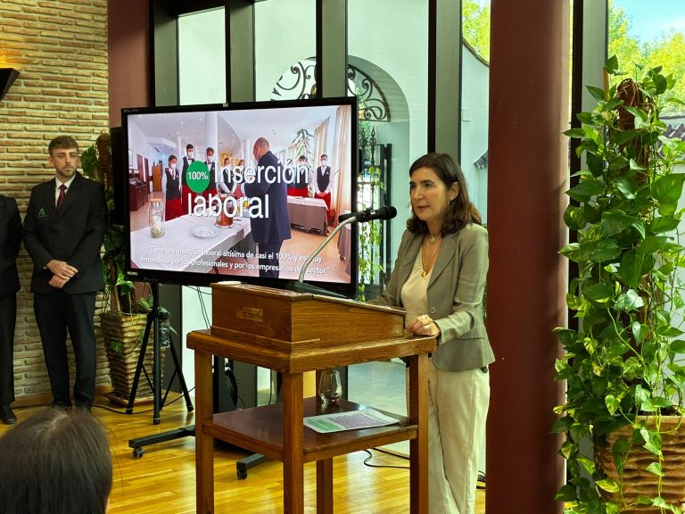 Rocío Blanco participa en la inauguración oficial del curso de la Escuela de Hostelería de Málaga. Diez alumnos de La Cónsula y La Fonda harán prácticas en empresas de Irlanda con el proyecto Erasmus+