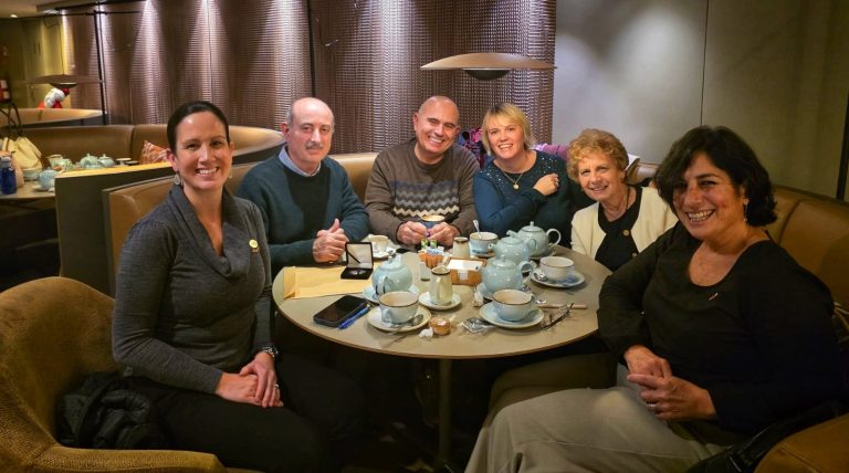 Macharaviaya refuerza sus lazos históricos con Estados Unidos en un encuentro institucional con la Embajada