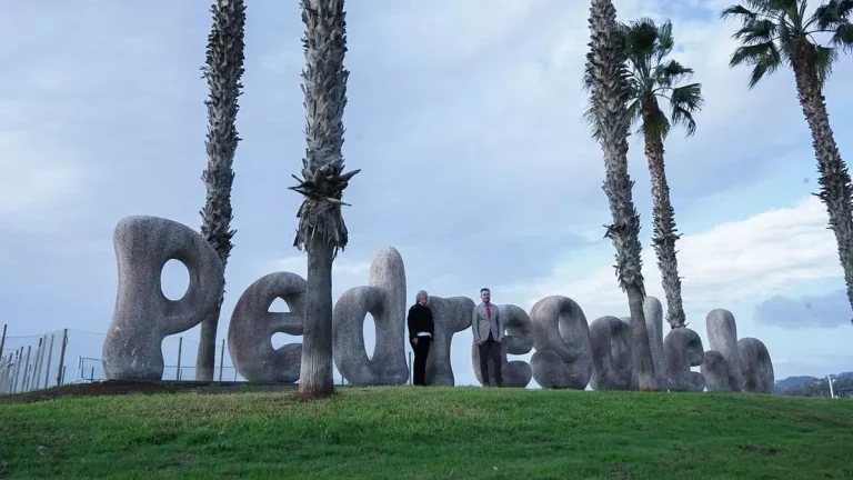 Pedregalejo estrena letras escultóricas gigantes como nuevo icono del litoral malagueño