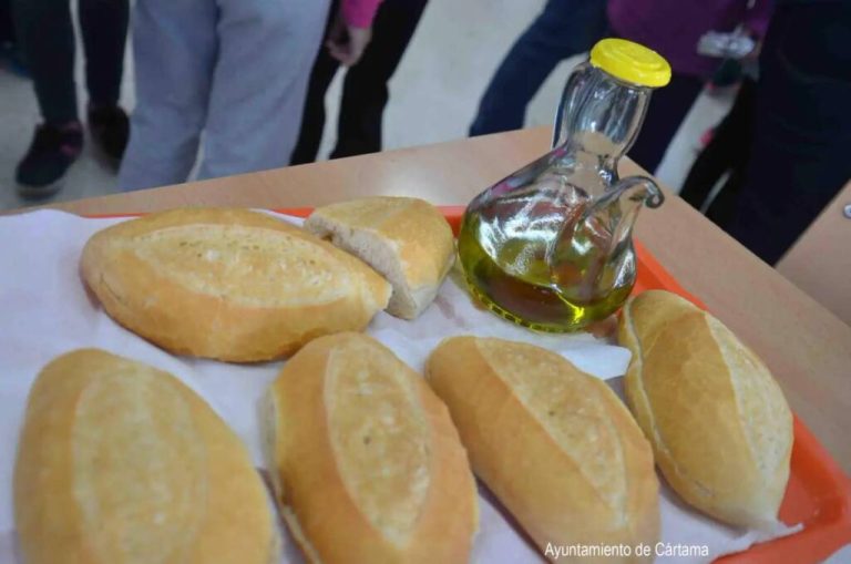 Tradicional desayuno andaluz en Cártama para estudiantes y educación saludable