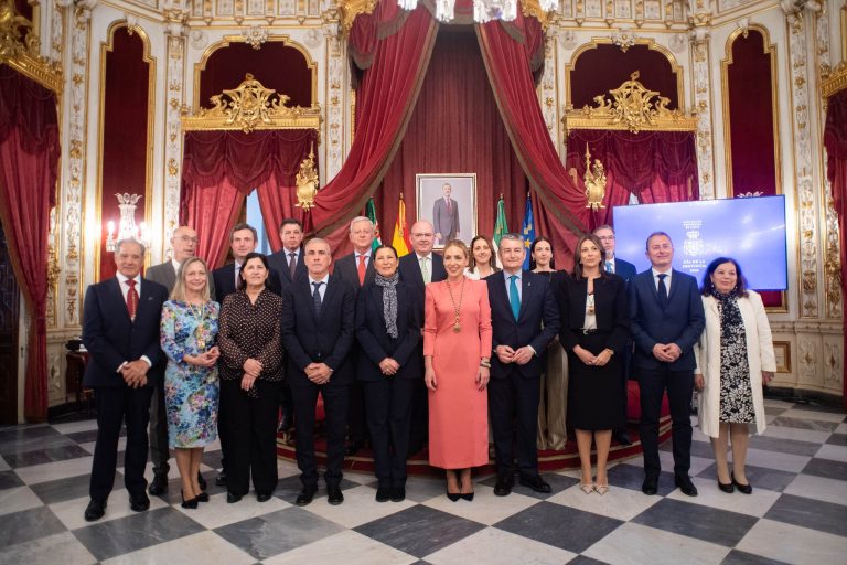 La alcaldesa de Ronda recoge la Medalla de la Provincia de Cádiz por la acogida de los vecinos de Grazalema