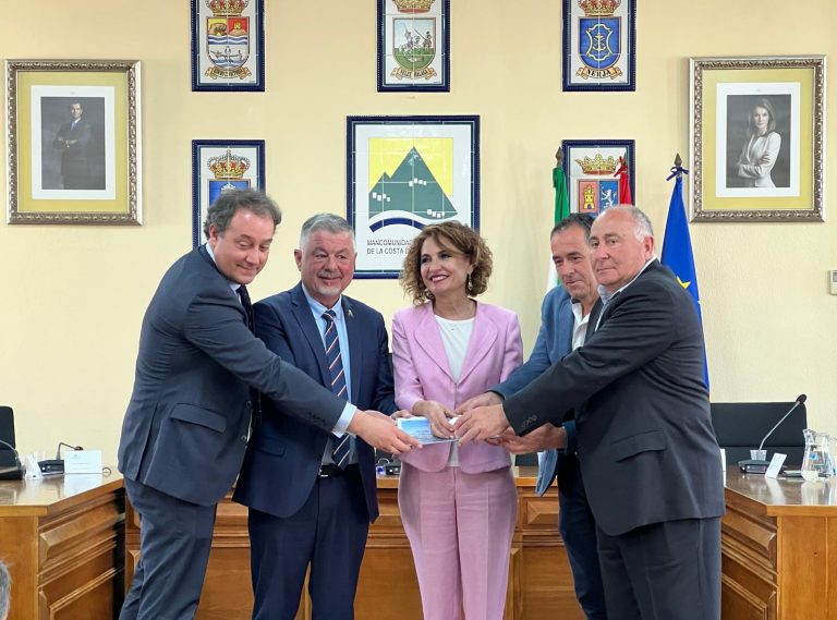 La Axarquía da el primer paso hacia su desaladora: entregado al Gobierno central el anteproyecto clave para garantizar el agua