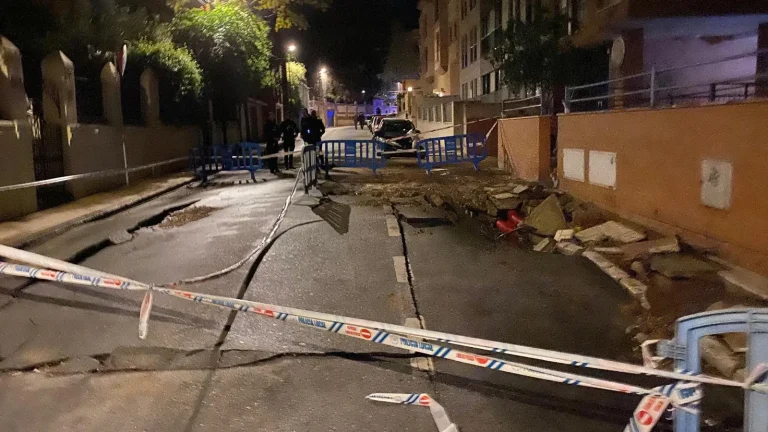 La rotura de la tubería en la Victoria obliga a cambios en el itinerario de los autobuses durante las procesiones
