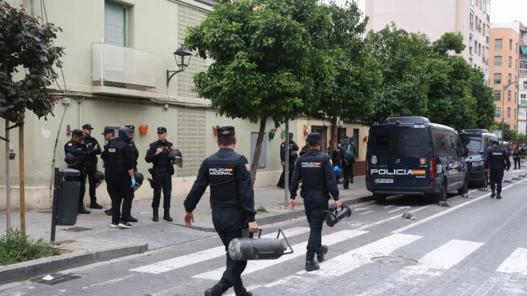 Amplio operativo policial en La Trinidad tras la oleada de tiroteos: varios detenidos y registros masivos