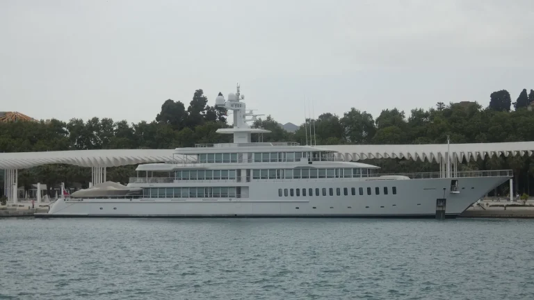 El megayate de 160 millones de dólares estadounidenses que deslumbra en Málaga: así es el exclusivo “Yate del Samurai”