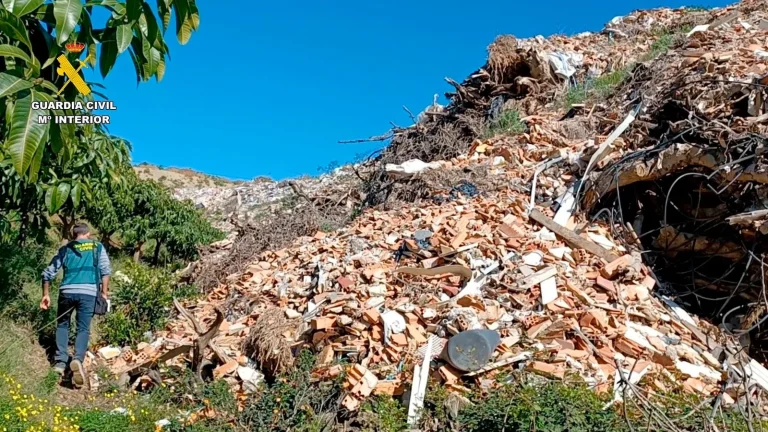 Quince investigados por arrojar 167.000 toneladas de residuos de obra en la Axarquía
