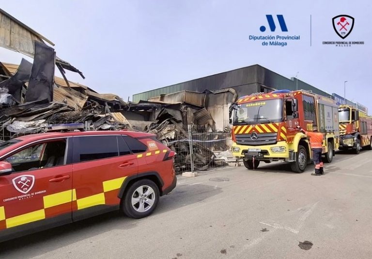 Extinguido el incendio de las cinco naves del polígono industrial de Cajiz tras más de tres días de intenso operativo