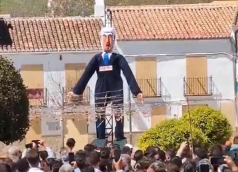 De fiesta popular a conflicto internacional: la Quema de Judas que puso a un pueblo malagueño en el foco diplomático