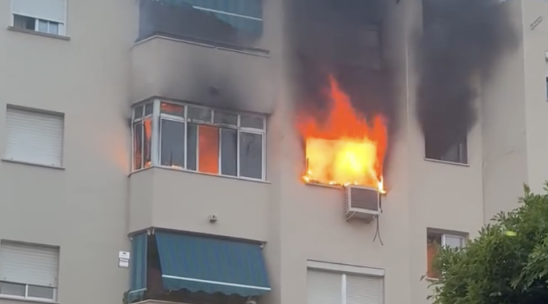 Tres personas afectadas tras un aparatoso incendio en una vivienda en el centro de Estepona
