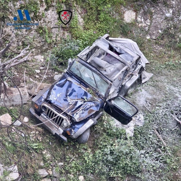Herido tras salirse con su vehículo de la MA-4105 y caer al río desde más de diez metros entre Sedella y Canillas de Aceituno