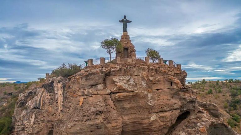 El gigante blanco que vigila el Valle del Guadalhorce: la historia viva del Cristo Redentor de Pizarra