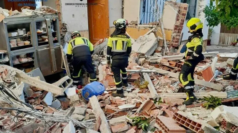 Una explosión destruye la planta alta de un restaurante de Sayalonga mientras estaba abierto al público