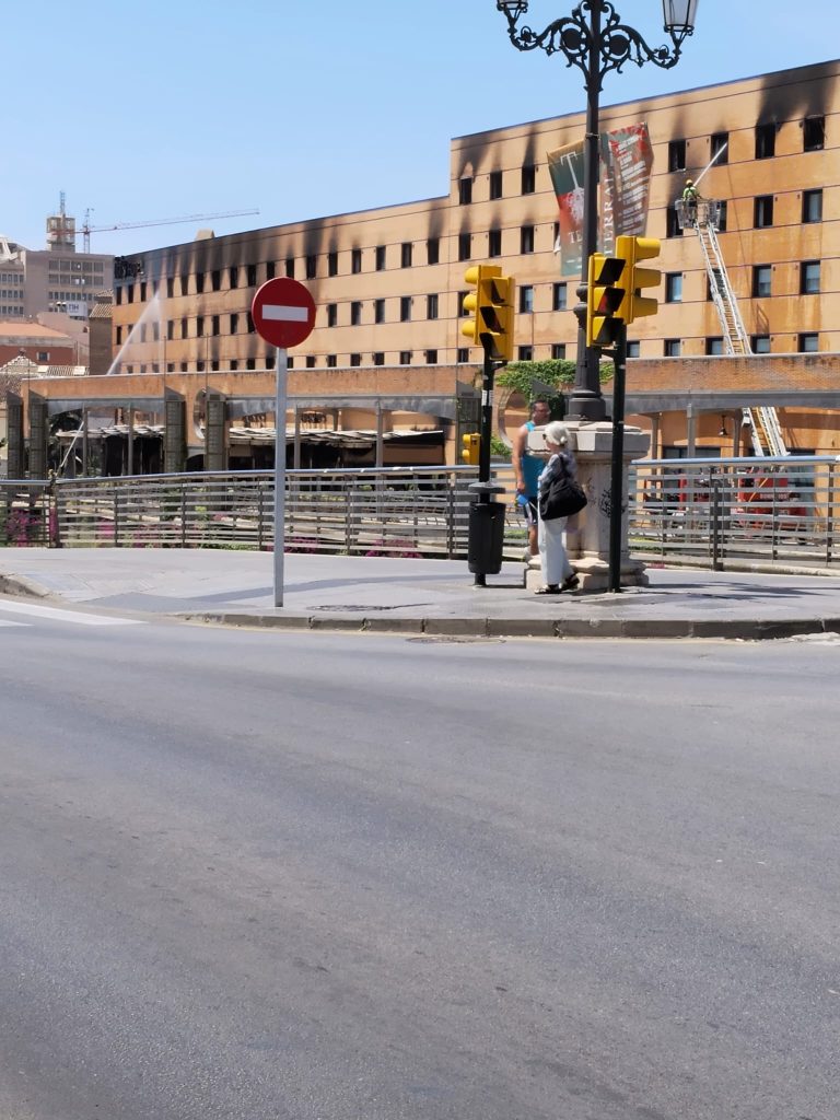 Continúan las labores de refresco y prevención en el incendio del hotel de Málaga