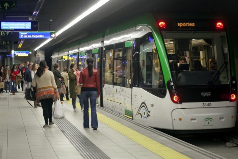 Metro de Málaga da un salto tecnológico: ya permite seguir sus trenes en tiempo real desde la app y Google Maps