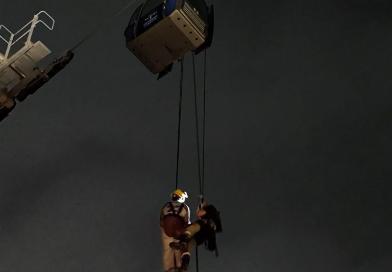 Benalmádena ensaya un rescate nocturno en el Teleférico con decenas de efectivos de emergencia