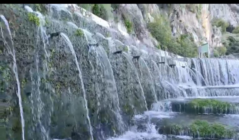 La Fuente de los Cien Caños, el espectáculo natural que emerge de la roca en Villanueva del Trabuco ( Málaga)