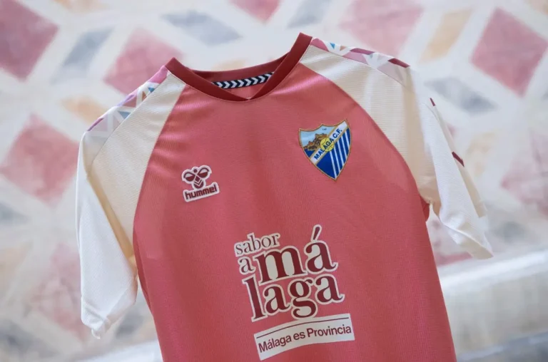 El Málaga presenta su segunda equipación para el regreso a Primera con un homenaje a la Iglesia de San Juan