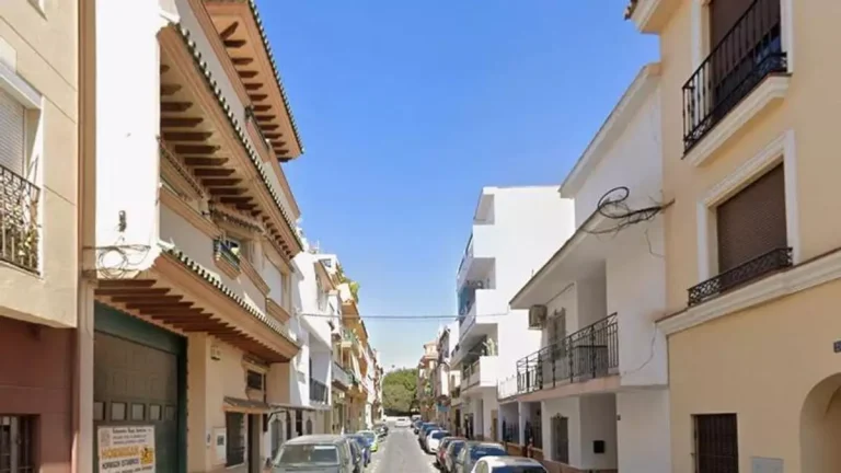 Un hombre mata a puñaladas a madre e hija en Mijas: descubrieron los cuerpos al sofocar un incendio