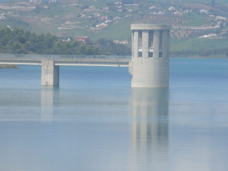 Embalse de La Viñuela abre sus compuertas por labores de mantenimiento