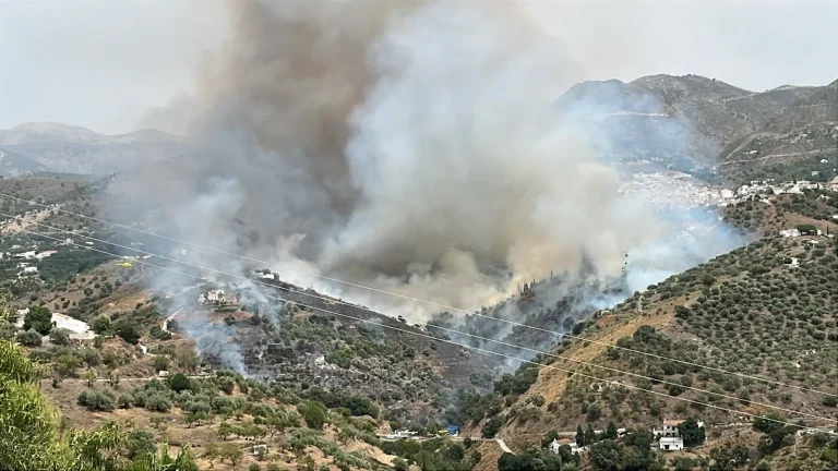 El incendio de Árchez obliga al desalojo preventivo de viviendas y al confinamiento de Cómpeta