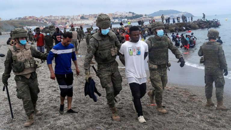 Ceuta recupera el control tras la mayor avalancha migratoria de su historia: decenas de miles regresan a Marruecos